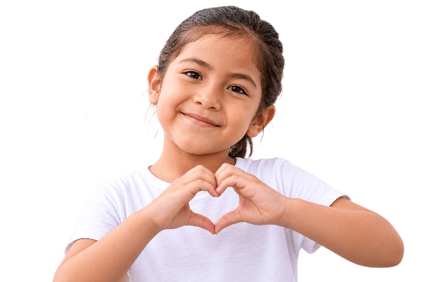 Niña sonriendo y formando un corazón con sus manos